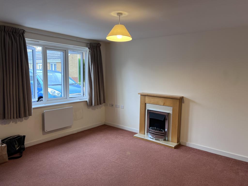 Lot: 169 - VACANT GROUND FLOOR FLAT WITH PARKING - Living room with electric fireplace